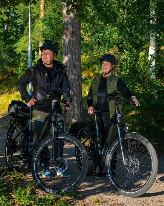 🇫🇮Pitkäaikainen haaveemme sähköpyörävuokraamosta toteutui tänä kesänä.Sähköpyöräily on ollut monelle ihana matkailukokemus. Omaan tahtiin pyöräily, pysähdykset ja maisemat tarjoavat kokonaisuuden, jossa yhdistyy kehon ja mielen rauha.Olemme onnellisia siitä, että olemme saaneet tarjota elämyksiä sekä matkailijoille että paikallisille.💚🇬🇧Our longtime dream of opening an electric bike rental shop came true this summer.For many, electric biking has been a wonderful travel experience. Cycling at your own pace, taking breaks, and enjoying the scenery come together to create an experience that brings balance to body and mind.We’re happy to have been able to offer these experiences to tourists and locals.💚