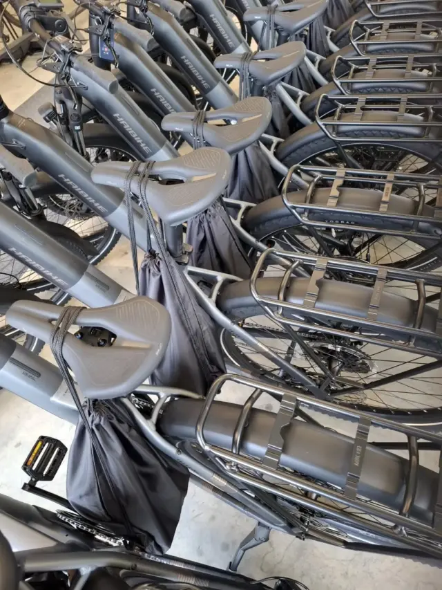 Almost there! 🚴‍♀️☀️
Your bikes are ready and waiting for your ride. Just need a moment to get the keys and we'll have you out on the road. Thanks for waiting!Vielä hetki!🚴‍♀️☀️
Pyörät odottavat jo ajoa ja pääsyä @turkukauppatori ✨#ebikerental #sähköpyörävuokraus
#cyclingfinland #archipelagofinland #sportbalancecyclingturku
